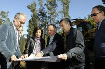 �ngeles V�zquez revisa junto a miembros de su conseller�a y el regidor planos de la parcelaria. 