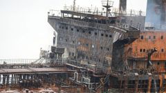 Un petrolero con una carga de crudo iraqu� fue destruido frente a la costa de la ciudad de Basora.