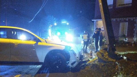El veh&iacute;culo accidentado en Oleiros