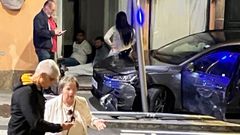 Dos de los detenidos, en el interior del portal. El coche, con importantes da�os materiales, se llev� por delante varios bolardos y se�ales de tr�fico