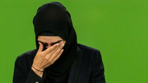 Lema Spasli, locutora del canal privado 1 TV en Kabul, con sus rostros cubiertos para cumplir con el mandato de los talibanes.