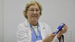 La doctora Teresa Martnez, endocrina del Chuac, muestra la nueva bomba de insulina, pionera en Espaa por su tamao y tecnologa.
