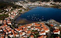 Vista a�rea de la r�a con Corcubi�n, en primer t�rmino, y Cee, al fondo.