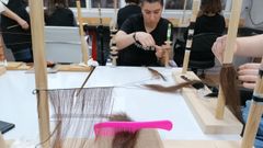 Alumnas que desarrollan el proyecto realizando pr�cticas de elaboraci�n de postizos capilares 