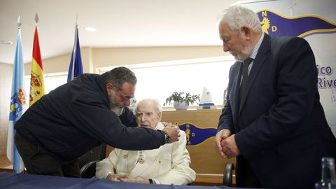 El presidente de la Real Federacin de Vela Gallega, Manuel Villaverde, impone a Ramiro Carregal la medalla de oro de la Federacin 