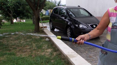 Betanzos proh�be lavar los veh�culos con el agua de la tra�da.