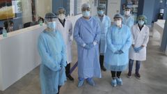 FRNCISCO GOMEZ ULLA ( CENTRO) CON EL EQUIPO DE LA CLINICA OFTALMOLOGICA GOMEZ ULLA