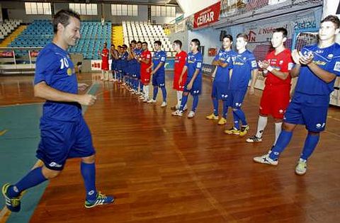 Aranburu, capit�n de los azulones, recibe el aplauso de sus compa�eros en la presentaci�n.