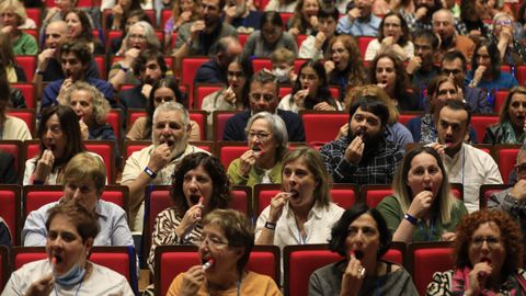 El público de un concierto de Sensogenoma tomándose una muestra de saliva
