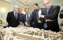 <span lang= es-es >Un viejo debate</span>. El alcalde de Ourense no apoy� la carta del PSOE porque, seg�n dijo, el objetivo real de esta era defender el proyecto de estaci�n de Norman Foster (en la imagen, las autoridades del momento observando la maqueta del a�o 2011). Los socialistas aseguran que no exigen ese dise�o. 