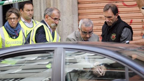 Alfonso Basterra, ya detenido, en el registro del piso en el que viva en la calle Repblica Argentina de Santiago