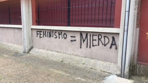 Pintadas machistas en el Instituto Santa B�rbara de La Felguera, Langreo