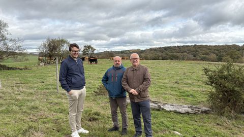 El alcalde de Montederramo, scar Diguez, el ganadero Jos Gonzlez y el subdelegado del Gobierno, Eladio Santos