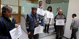 <span lang= es-es >Encuentro sorpresa con el alcalde</span>. Los trabajadores optaron ayer por esperar al edil de personal ante su lugar de trabajo e incluso lo buscaron por el Concello. Solo se cruzaron con el alcalde (en la imagen, subiendo las escaleras), que tambi�n opt� por no hablar con el comit� de empresa.