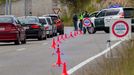Una patrulla de la Guardia Civil realiza un control en los accesos a un centro comercial en Siero