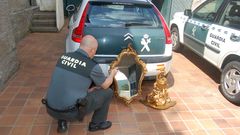 Un agente, ante el espejo y la repisa que se vieron en Facebook