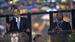 Thamsanqa Jantjie durante la intervenci�n de Barack Obama en la ceremonia en memoria de Nelson Mandela