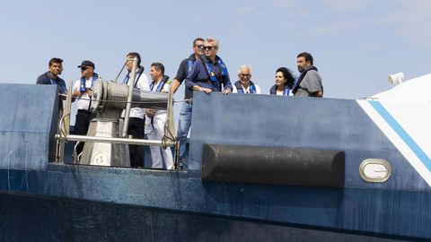 El presidente de la Xunta, Alfonso Rueda, en el barco que lo llev� hasta el entorno del pecio.
