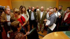 Parte de los vecinos asistentes, a la salida del pleno.
