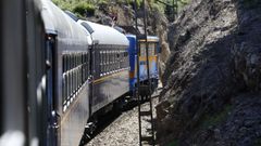 Esta imagen desde el tren tur�stico de la Ribeira Sacra evidencia el angosto trazado de la l�nea
