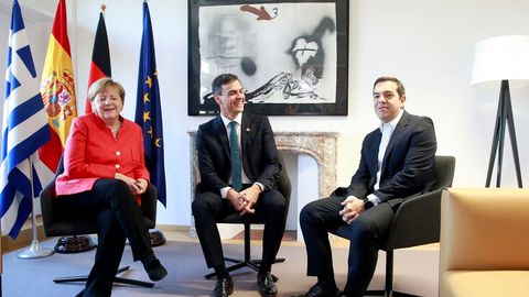 Fotografa cedida por la presidencia del Gobierno con Merkel, Snchez y Tsipras