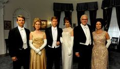 Greg Kinnear y Katie Holmes (en el centro) encarnan a la pareja presidencial John y Jackie.