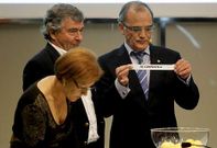 Momento del sorteo en el que sali� la bola con el nombre de la S.D. Compostela.