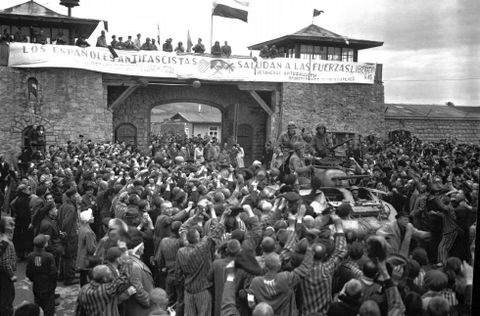 Un cartel reza en la puerta de Mauthausen: «Los españoles antifascistas saludan a las fuerzas liberadoras».
