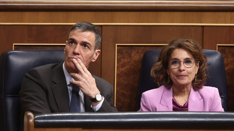 Pedro S�nchez y Mar�a Jes�s Montero durante una sesi�n plenaria en el Congreso de los Diputados