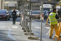 Los peatones se ven emparedados entre la valla reci�n colocada y los peligrosos coches. 