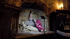 trabajos de exhumaci�n de los restos de Xoh�n Mari�o de Soutomaior en la iglesia de Sobr�n, en Vilaxo�n