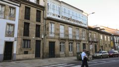 Edificio -en el centro de la imagen, con una gran galer�a- que ocupar� la nueva sede de la Fundaci�n RIA en la calle Virxe da Cerca. 