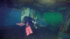 EL PUENTE. Imagen de uno de los seis buzos que el viernes inspeccion� el �Paquito N� 2�. En la foto puede verse a un profesional recorriendo el puente del bateeiro con la intenci�n de encontrar a alguno de los dos marineros desaparecidos frente al faro de Corrubedo aquel fat�dico 16 de diciembre del 2014