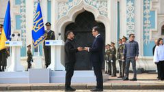 Los mandatarios de Ucrania y Reino Unido durante la celebraci�n de la independencia