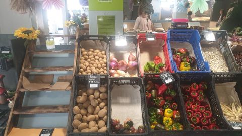 La patata figura entre los productos que A Estruga lleva a la plaza de abastos de Vilalba