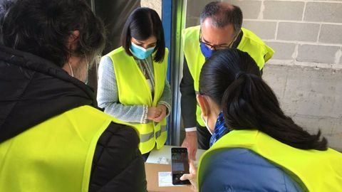 La ministra de Sanidad, Carolina Darias, y el consejero de Salud, Pablo Fern�ndez Mu�iz, recibe un nuevo cargamento de vacunas contra la COVID-19 de Pfizer