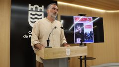 El concejal de Festas y Cultura de Pontevedra, Demetrio Gómez, este lunes en el Concello, anunció la actuación de Iván Ferreiro y León Benavente del 17 de agosto