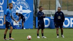 Borja Jim�nez, junto a su ayudante �lex Mart�nez y el jugador V�ctor Narro, en un entrenamiento