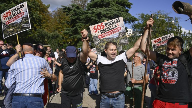 Cientos de ganaderos se han concentrado este jueves en Oviedo para denunciar los da�os que el lobo causa en la caba�a ganadera asturiana y pedir  soluciones urgentes  al Principado, en una protesta convocada por la Uni�n Rural Asturiana (URA) y con el apoyo de varias organizaciones agrariasy de alcaldes