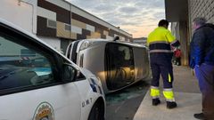 El turismo accidentado en la calle Polgono en O Temple, en Cambre