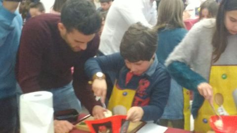 Linares, Nando, Hctor Nespral y Ortiz estuvieron cocinando con los nios que participaron en el showcooking de Sergio Rama