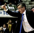 Moncho Fern�ndez imparte consignas a pie de pista.