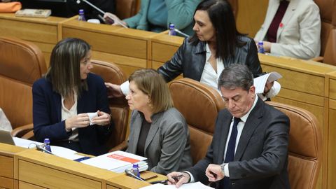 De izquierda a derecha, Lara M�ndez, Elena Espinosa y el l�der de los socialistas gallegos, G�mez Besteiro