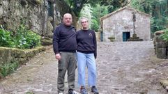 Carlos y Cristina de Castro, padre e hija, en el acceso interior del pazo, con la capilla al fondo.