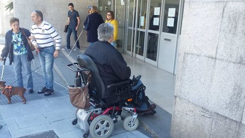 Las personas en sillas de ruedas tienen problemas para votar en un centro de A Corua