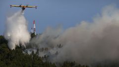 Hidroavión echando agua en un incendio