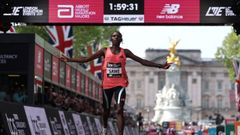 Sabastian Sawe, cruzando la meta tras bajar de las dos horas.