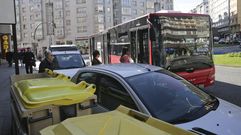 PARADA EN RONDA DE OUTEIRO, A LA ALTURA DE AVENIDA DE FINISTERRE, CON COCHES APARCADOS EN LA PARADA
