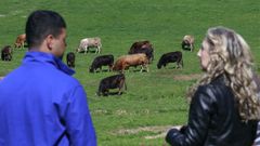 La delegada de la Xunta, Martina Aneiros, junto a un joven beneficiario de las ayudas de la Xunta para ganaderos, en Moche.