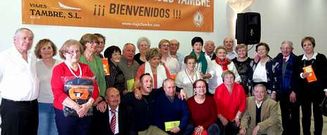 M�s de 300 personas acudieron al encuentro de Viajes Tambre y algunos, en la foto, tuvieron premio.